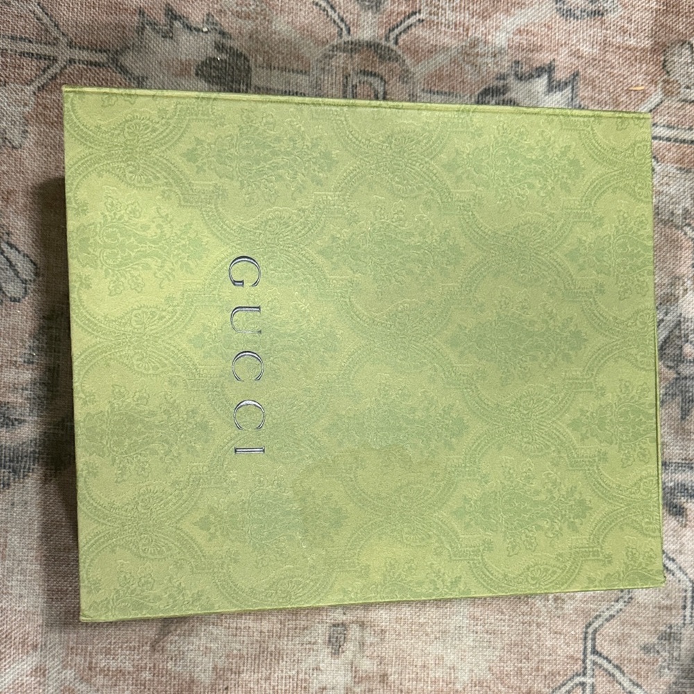 Gucci handbag box Magnetic closure